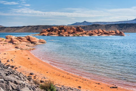 Close by, Sand Hollow State Park has a big lake for water activities and relaxing on the beach. It also has sand dunes for off-road fans.